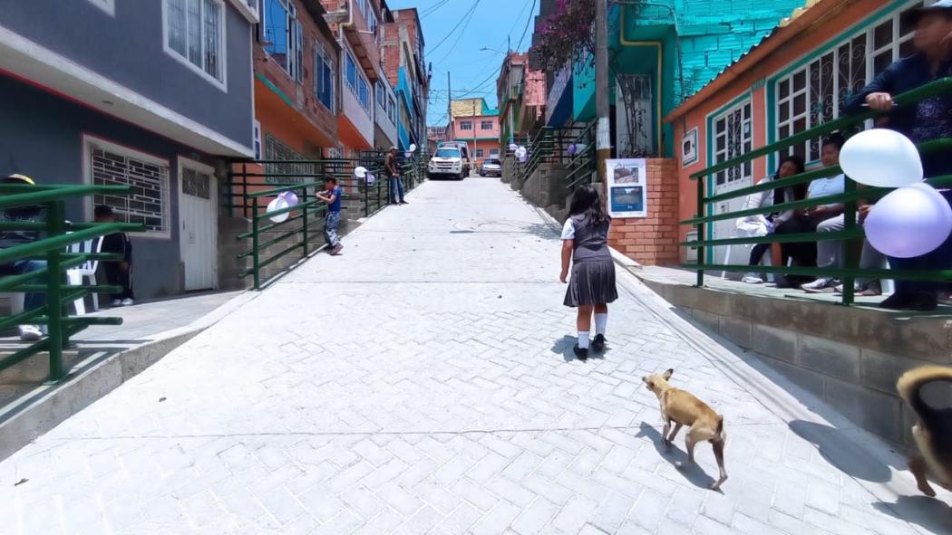 Entrega de obras viales en barrio Altos de Jalisco en Ciudad Bolívar