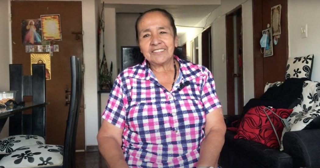 Mujer que se beneficia de Centro Día Los Mártires es lideresa activa