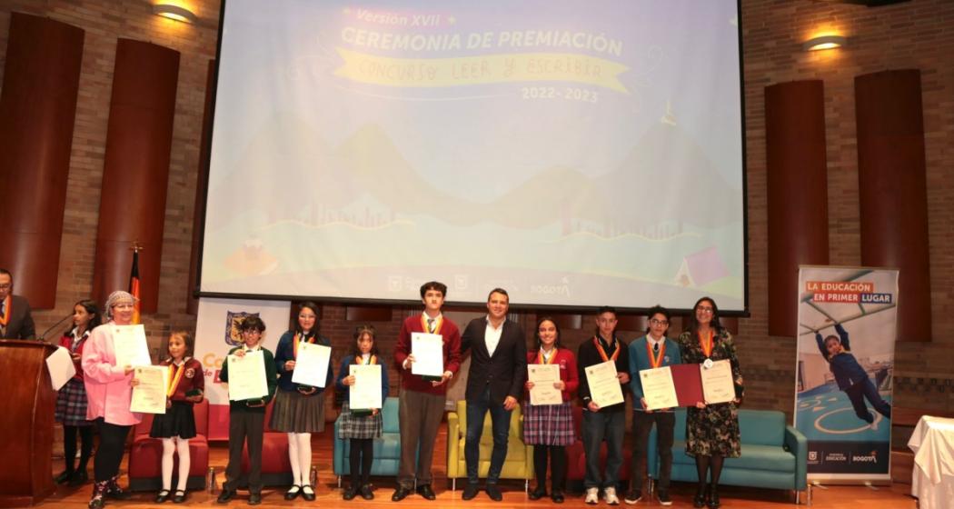 Estudiantes ganadores del concurso Leer y Escribir 2022 - 2023 