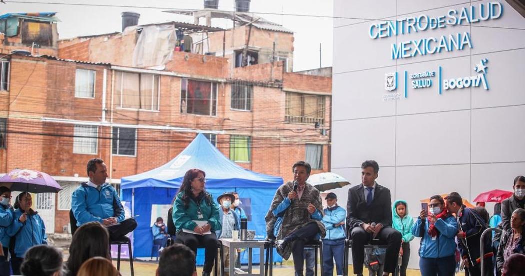 tres pesonas inagurando el centro de salud mexicana