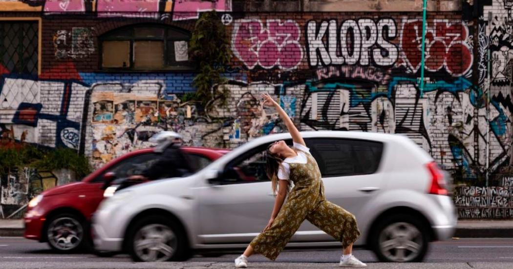 Mujer haciendo yoga en la calle