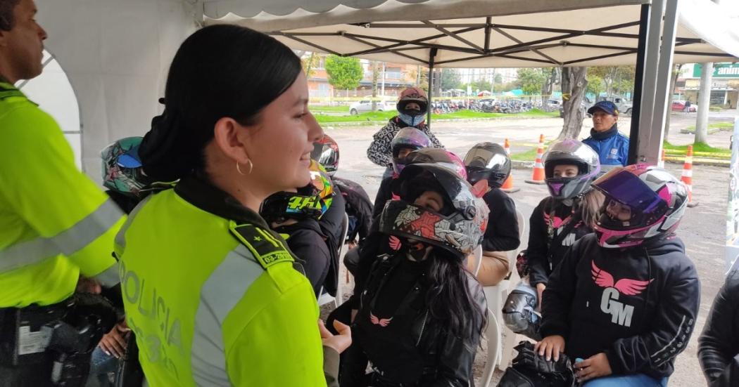 Policias dando instruciones a motociclistas