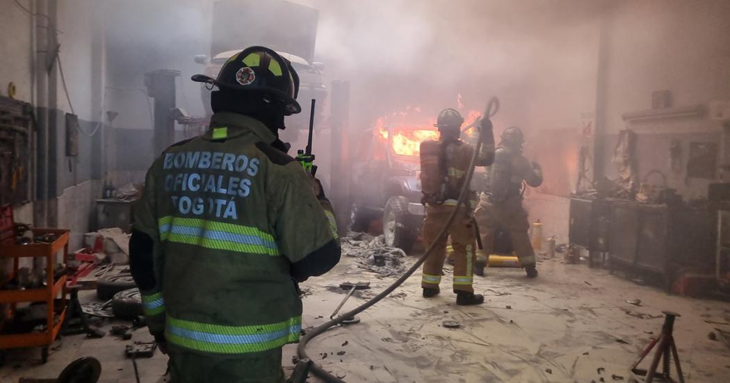 Bomberos rescatan a una persona y dos gatos de incendio en un taller