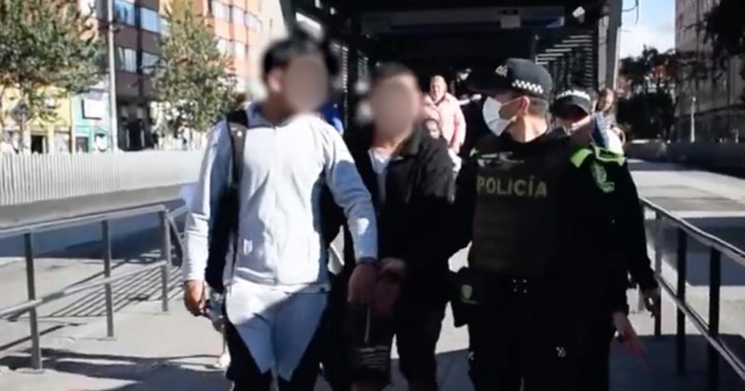 Comando TransMilenio capturó a dos hombres que hurtaban en la estación Marly
