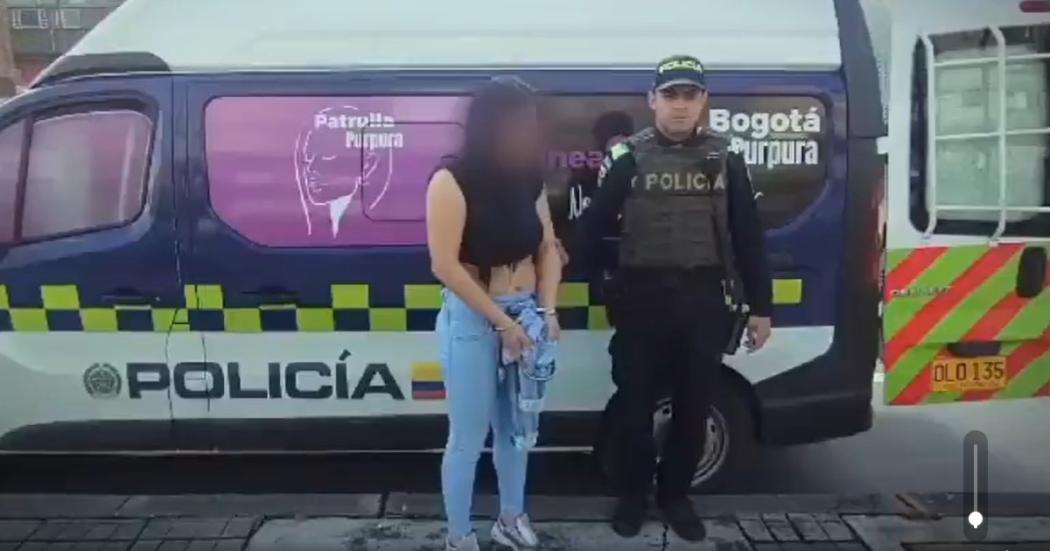 Policia capturó a una mujer por hurtar un celular en TransMilenio 