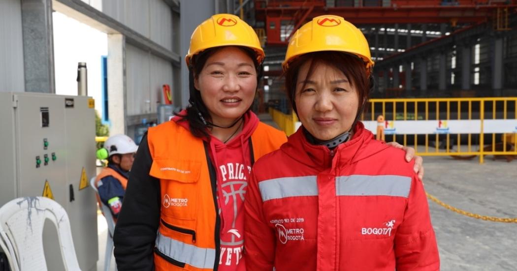 Mujeres chinas que trabajan en el patio de prefabricados del Metro