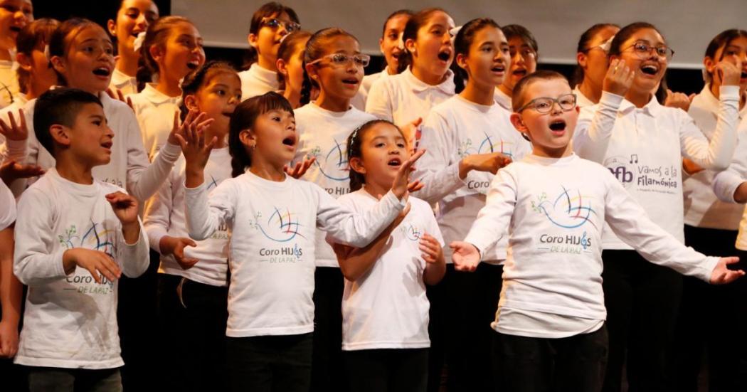 Coro Hijas e Hijos de la Paz presente en acto con las víctimas de UP |  Bogota.gov.co