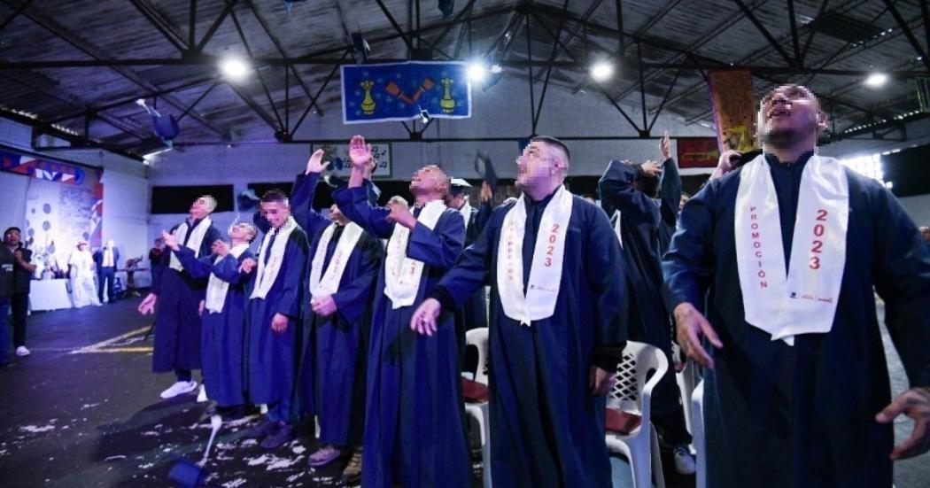 Hombres privados de la libertad se graduaron de bachilleres en Bogotá