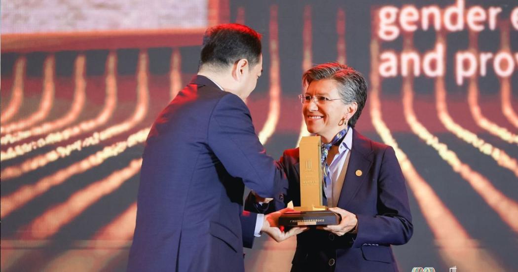 La alcaldesa, Claudia López, recibió en China el Premio Guangzhou.