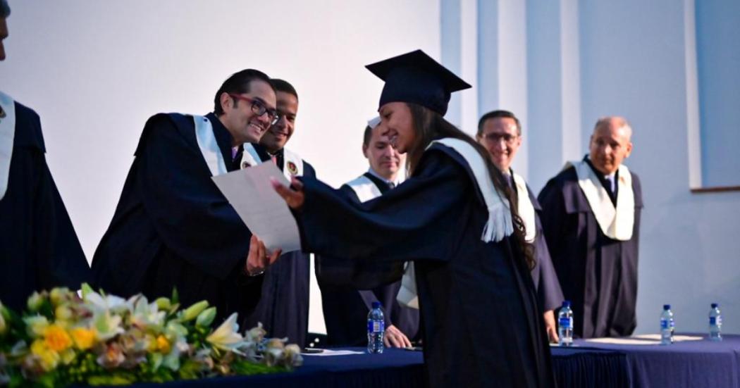 Alumnos de colegios distritales se graduaron con La U en tu Colegio 