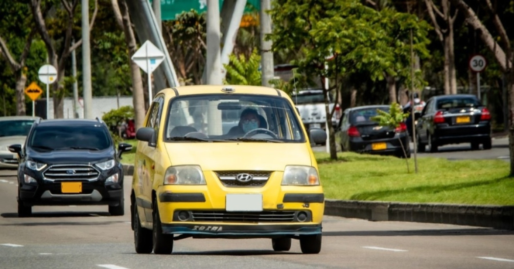 Pico y placa vehículos particulares y taxis en Bogotá hoy 3 de abril