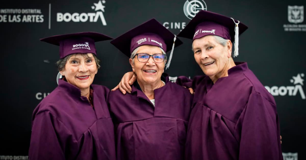 150 mujeres cuidadoras cumplieron su sueño de graduarse con toga y birrete