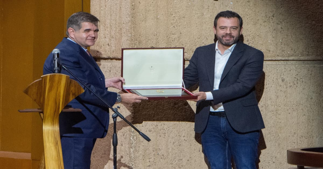 Bogotá recibió Placa en el aniversario del Teatro Julio Santo Domingo