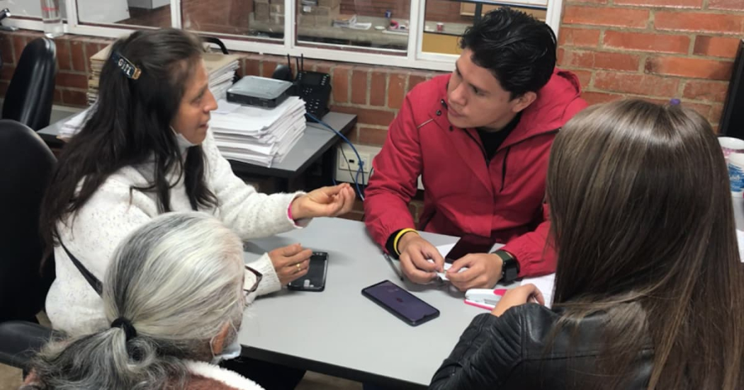 Personas mayores pueden elegir cómo recibir apoyo económico en Bogotá