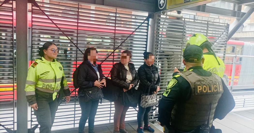 Mujeres capturadas por hurto al 'cosquilleo' en TransMilenio de Bogotá