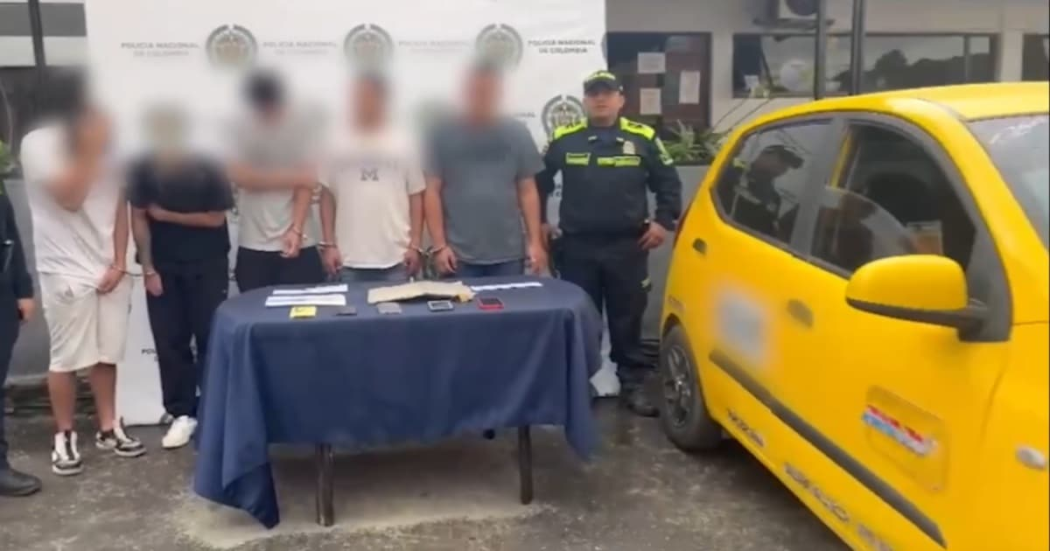 Capturados en Bogotá personas en un taxi con gramos de marihuana 