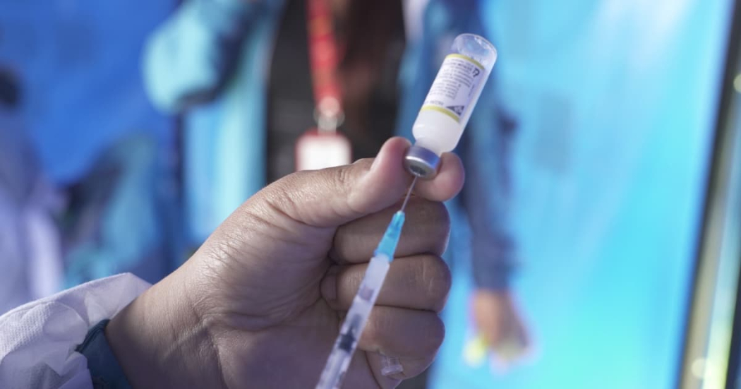 Vacunación contra el COVID-19 influye en pico respiratorio de Bogotá