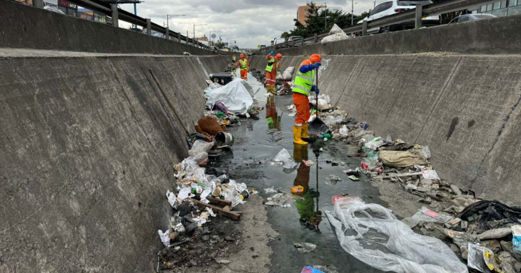 Distrito realiza limpieza de canales y cuerpos de agua de Bogotá 