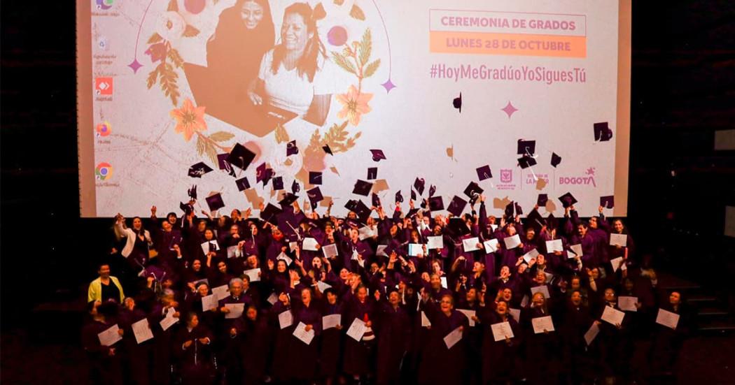 100 mujeres se graduaron de los Centros de Inclusión Digital en Bogotá ????????