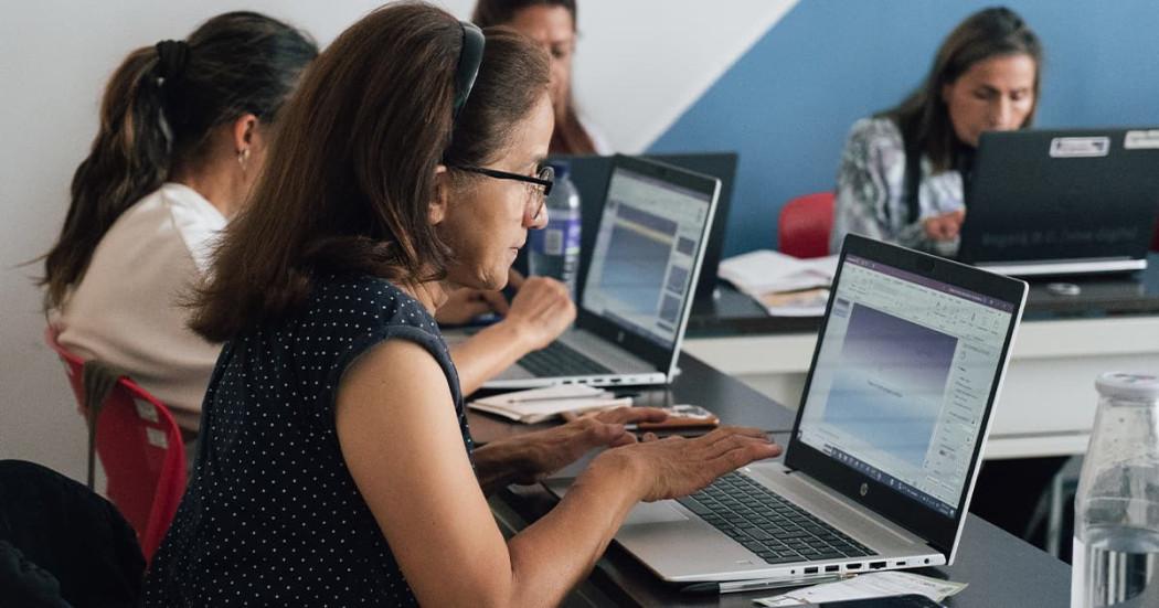 Cursos gratuitos en Bogotá: habilidades digitales para mujeres 