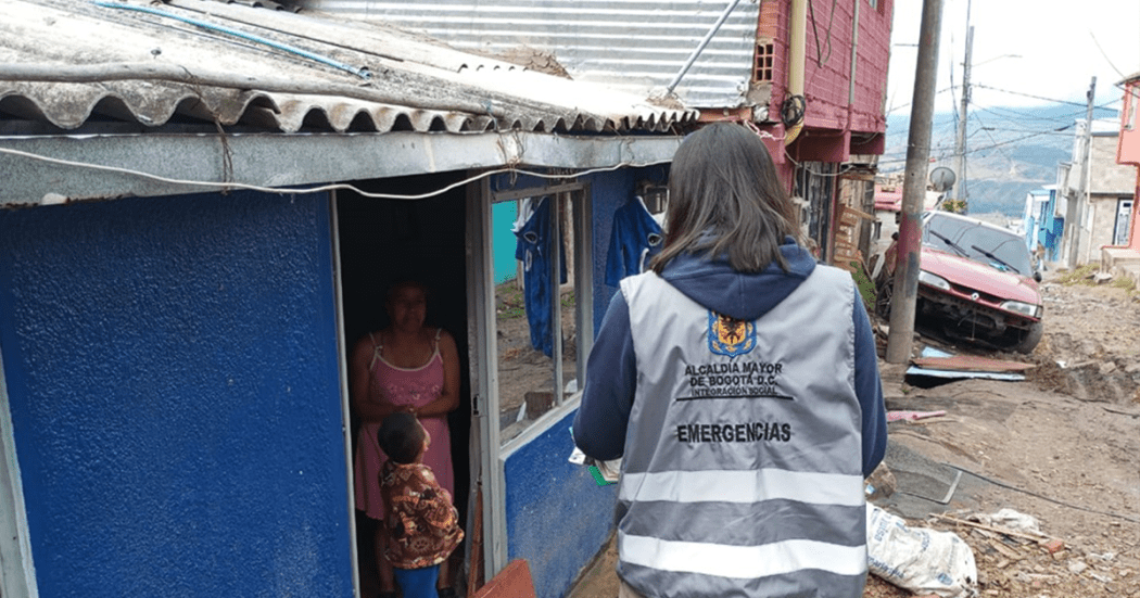 Damnificados por fuertes lluvias en Bogotá son atendidos por Distrito