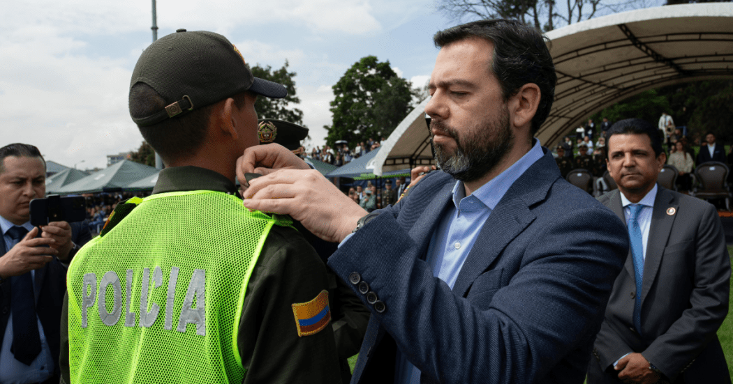 En Bogotá condecoraron a 100 policías y auxiliares juraron bandera 