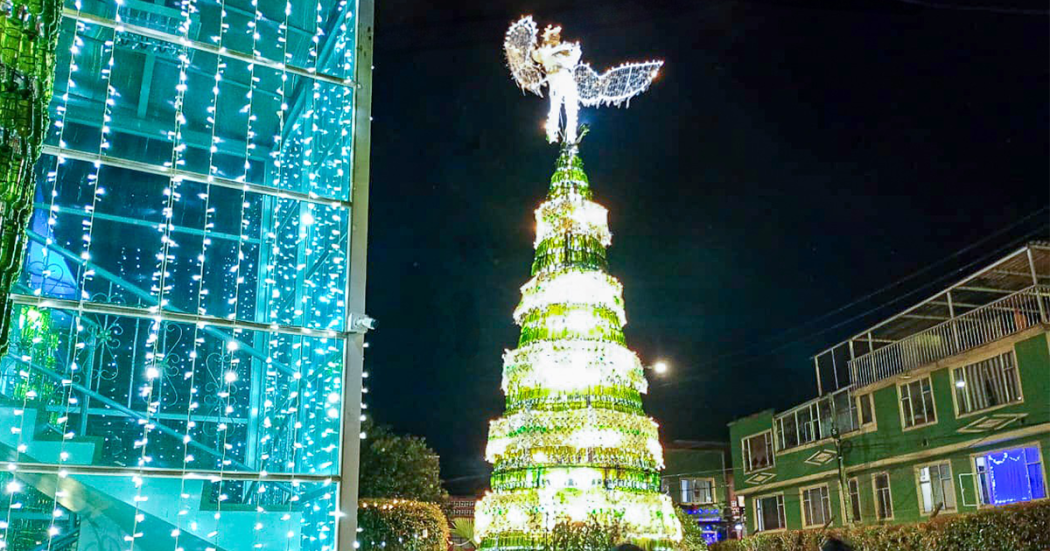 Navidad en Bogotá 2024 en Bosa construyen árbol de navidad reciclable