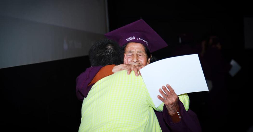 A sus 80 años, Graciela cumplió su sueño de graduarse con la Sec. de la Mujer