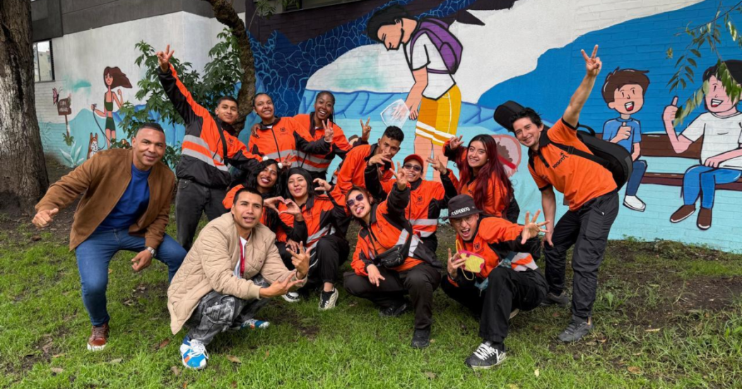 Jóvenes y comunidad embellecieron murales de la localidad de Engativá