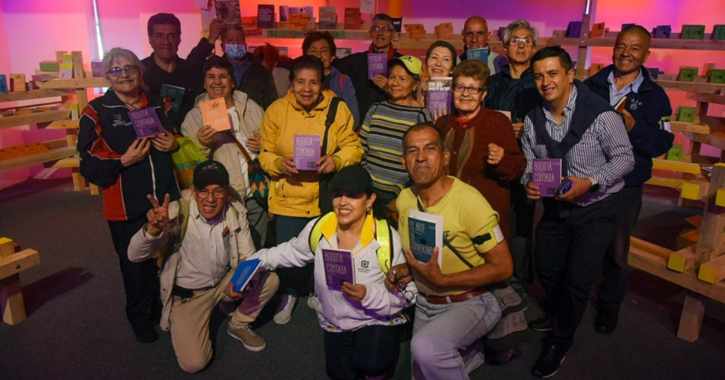 Personas Mayores en Bogotá asisten a la Feria del Libro 2025 