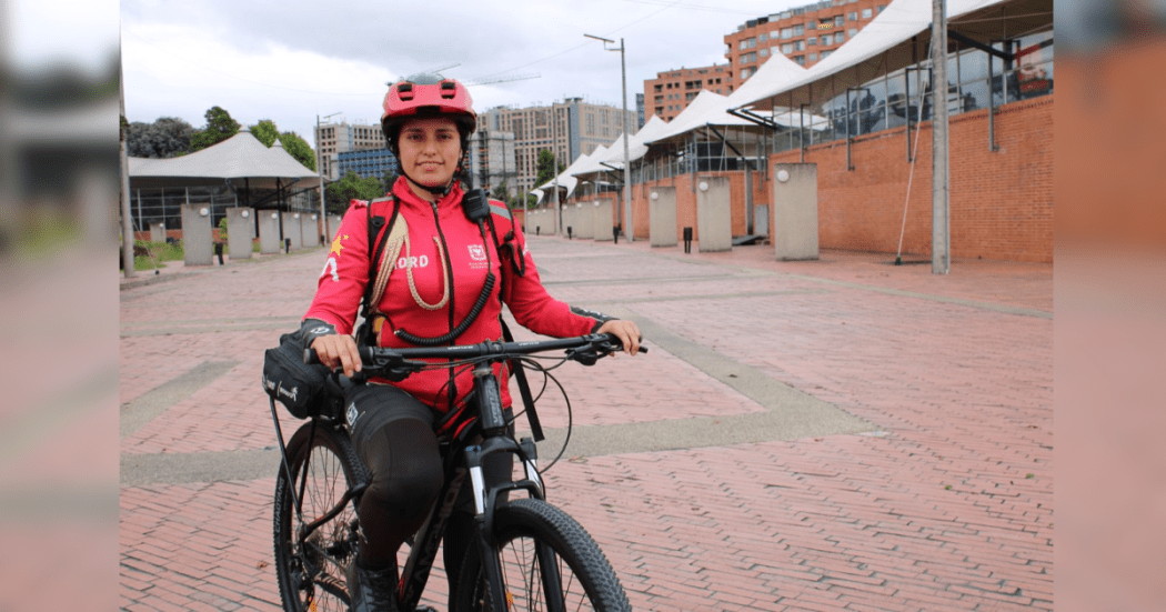 Desde la ciclovía de Bogotá, madre protege a la ciudad y a su hijo