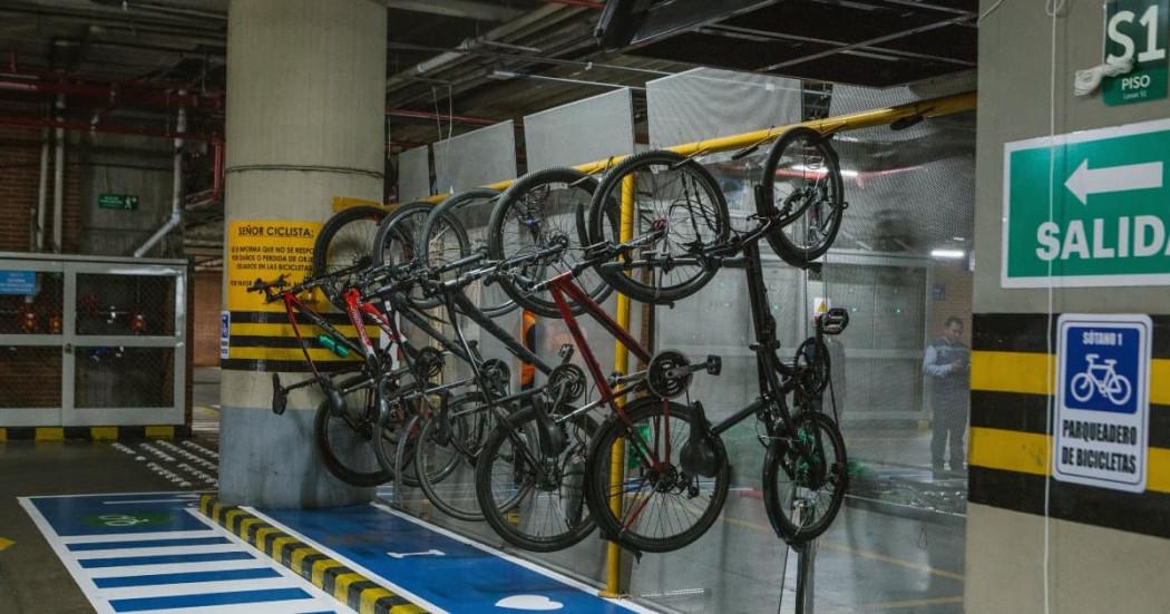 Estacionamientos micromovilidad Bogotá espacios bicicletas y patinetas