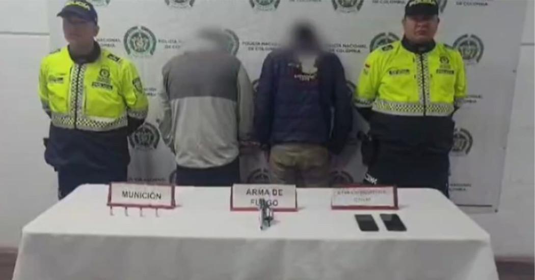 Policía capturó a dos personas y aprehendió a un menor por hurtar una camioneta 