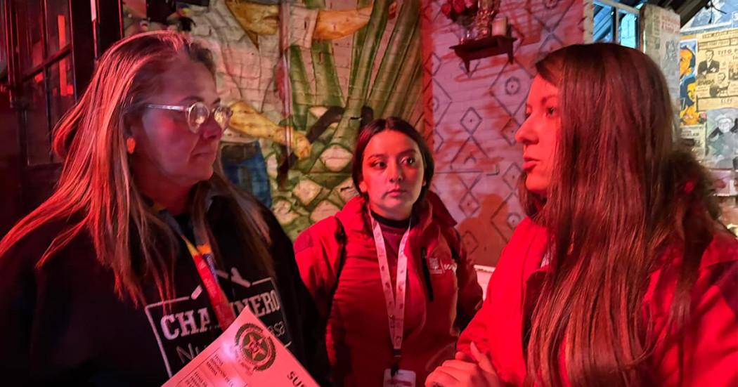 Un negocio sellado en operativo en Chapinero en celebración del Día de la Madre 