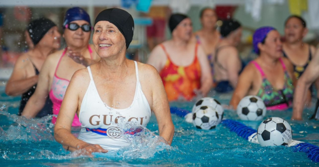 Adultos mayores llenan de energía una piscina de Bogotá con Aqua Rumba