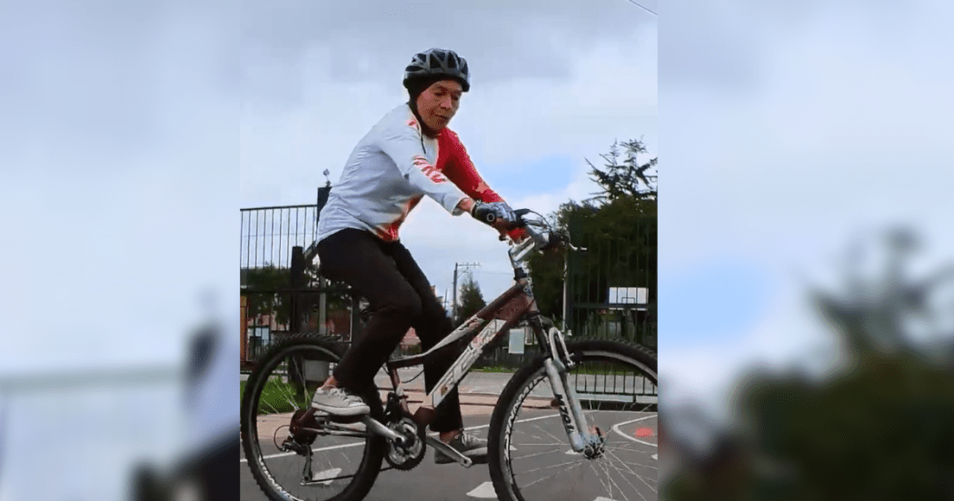 Bogotá inspira con una mujer que aprendió a montar bici a los 70 