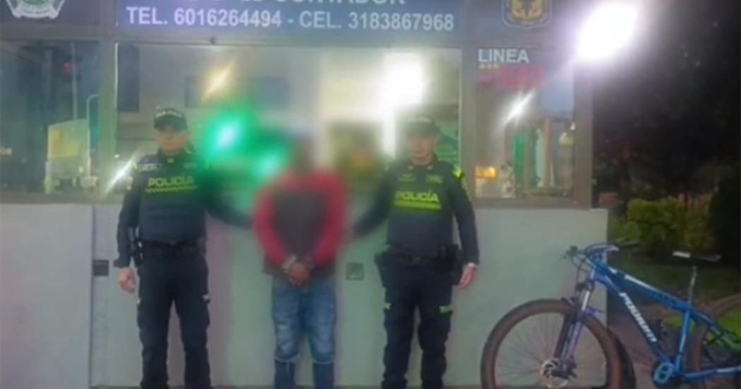 Hombre capturado en Bogotá mientras escondía bicicleta hurtada en un caño