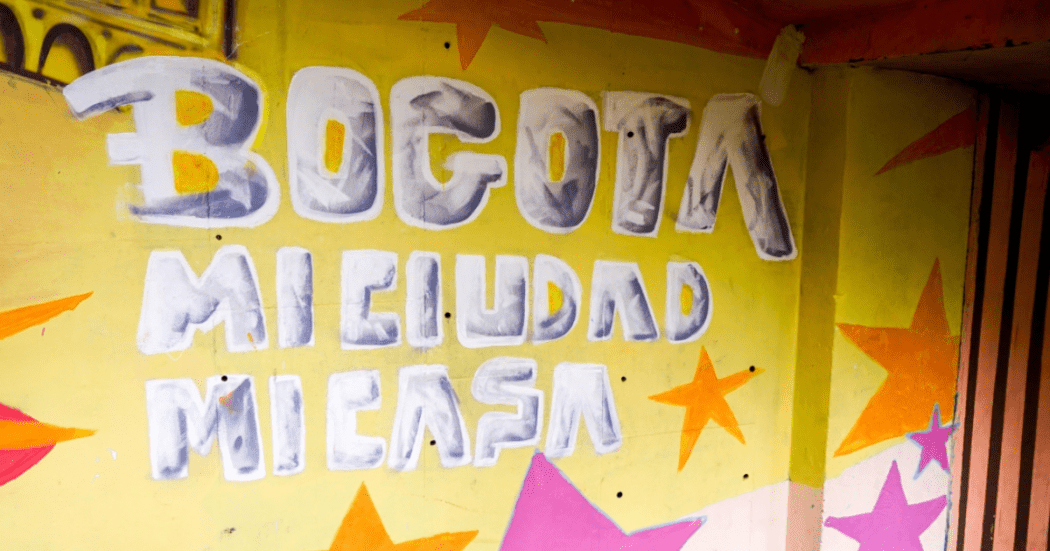 Jóvenes embellecen Bogotá con gran mural en el cerro de Monserrate