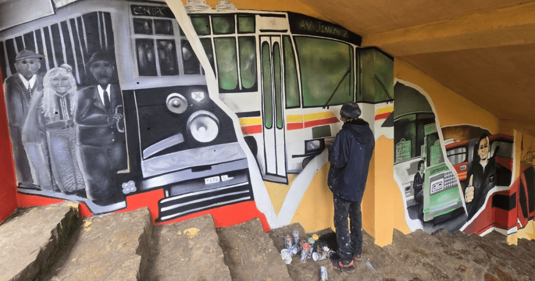 Jóvenes en Bogotá pintan mural en el camino de subida a Monserrate