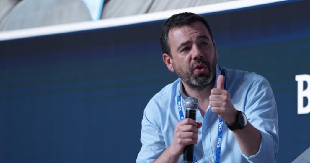 Saltarse el Congreso preocupa, alcalde Galán a Petro en Convención Bancaria