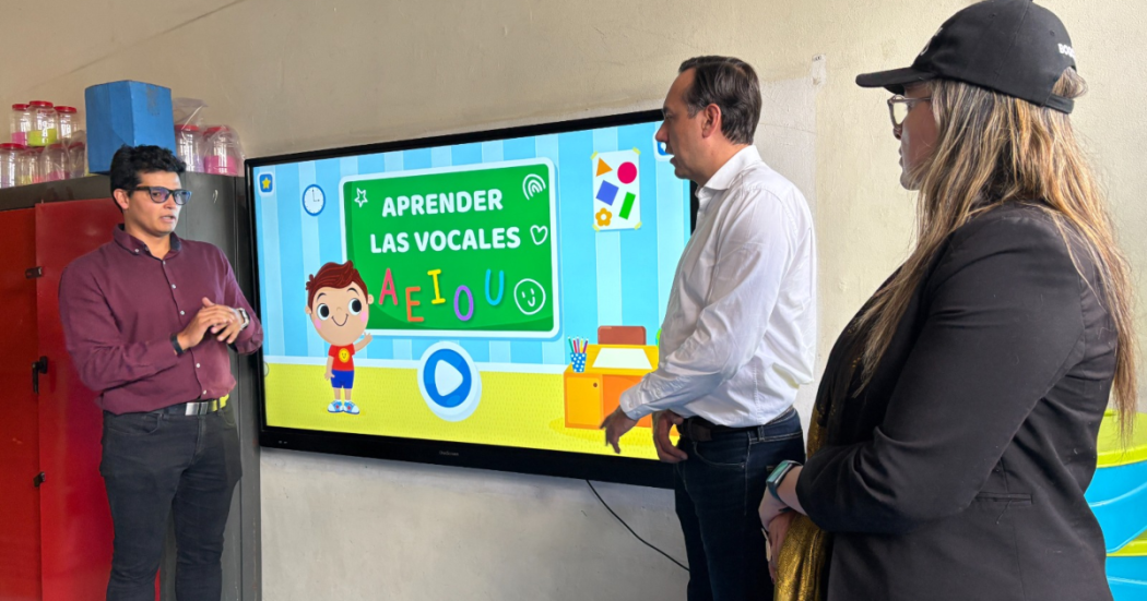 Estudiantes de Chapinero cuentan con pantallas interactivas 