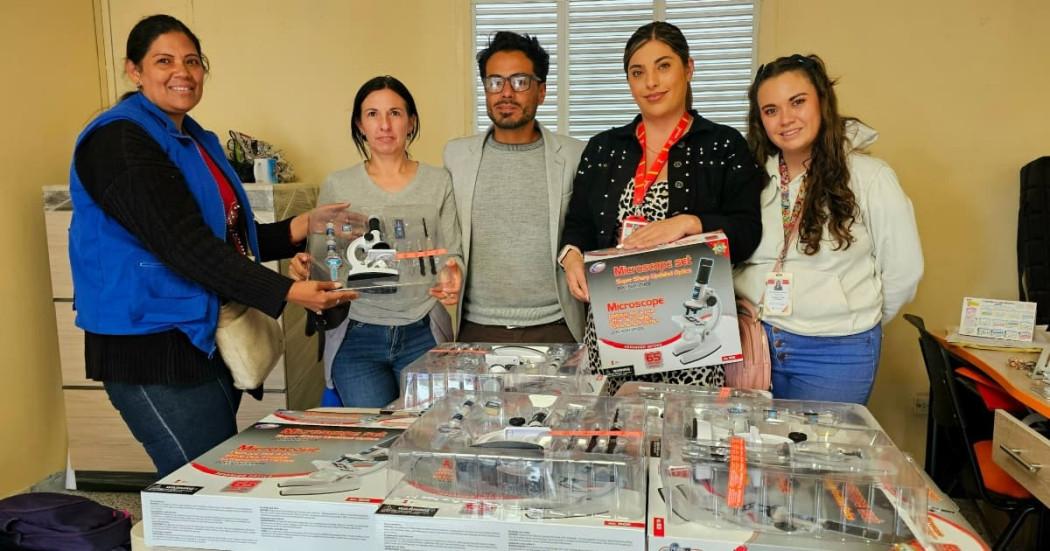 80 microscopios beneficiarán a 4.000 niños y niñas en Suba Bogotá