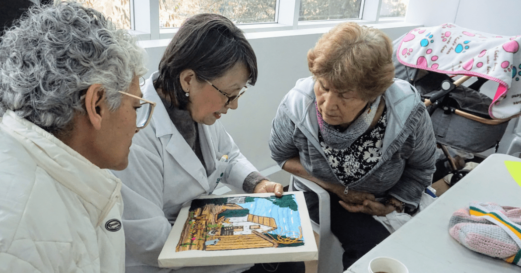 Cerca de 40 mujeres tejen en el Centro Comunitario María Goretti 