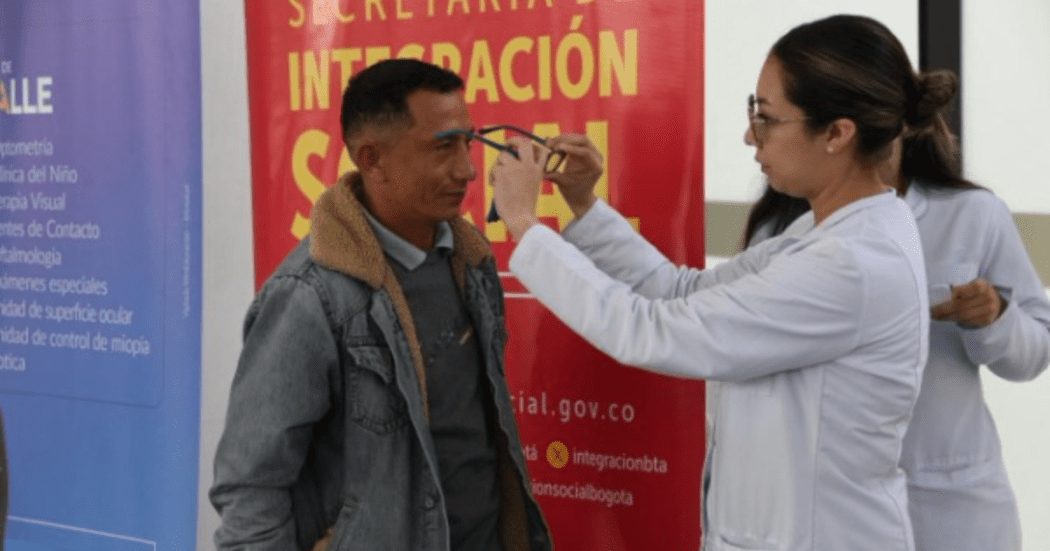 Exhabitantes de la calle en Bogotá recibieron gafas formuladas 