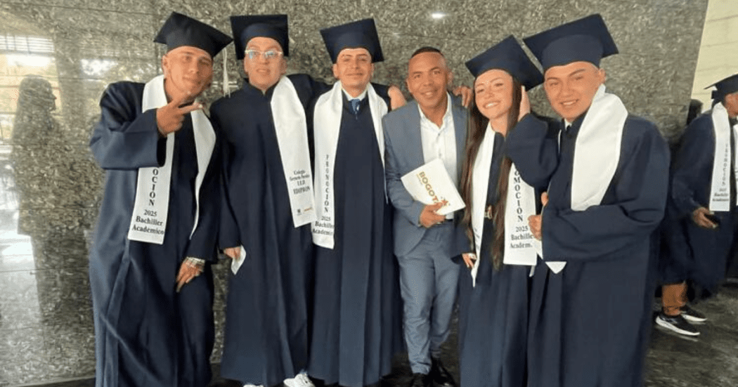 Jóvenes en Bogotá con dificultades se graduaron del colegio 