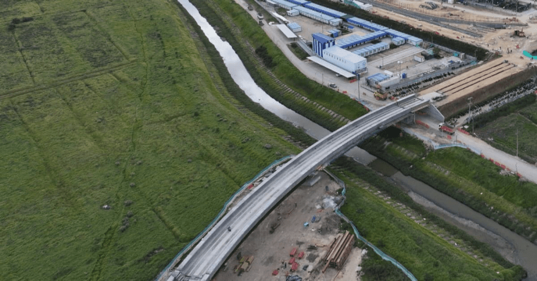 Puente Metálico 1 une el patio taller con el viaducto del Metro Bogotá