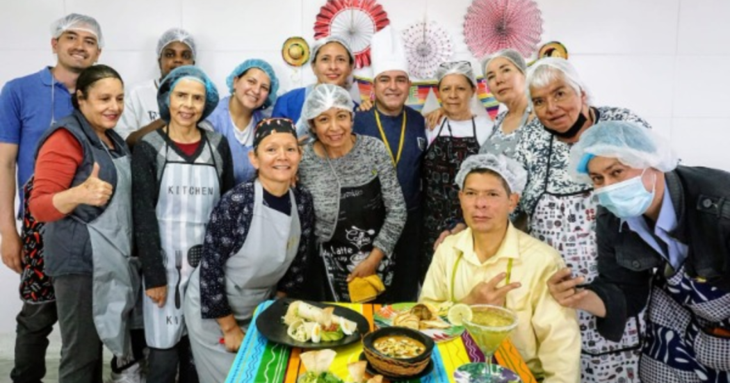 Un grupo de personas se gradúan de gastronomía en el CDC María Goretti