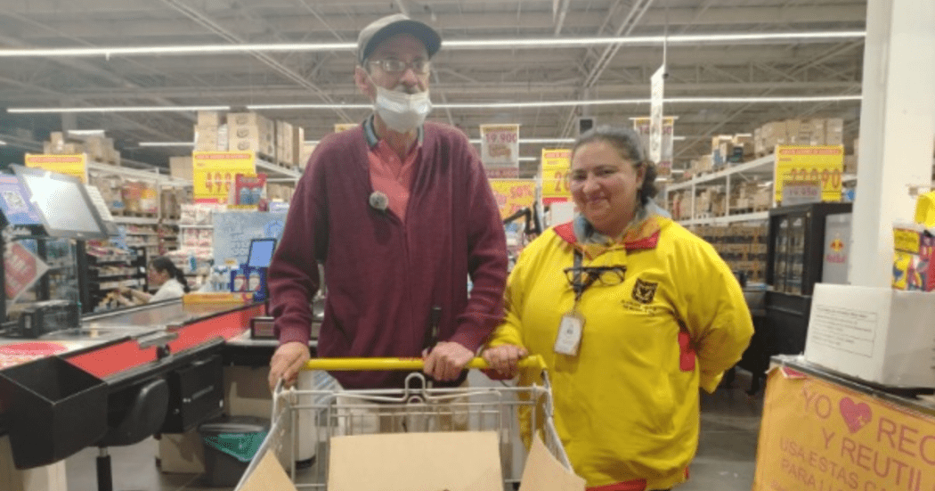 Imagen de Alberto junto a una funcionaria de Integración Social haciendo mercado