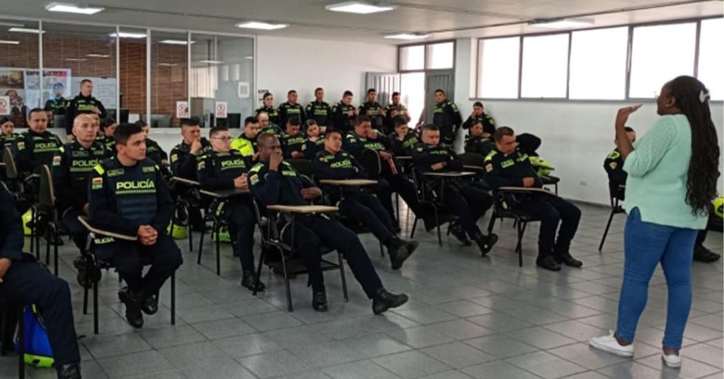 150 policías en Bogotá recibiendo una sensibilización sobre grupos étnicos 