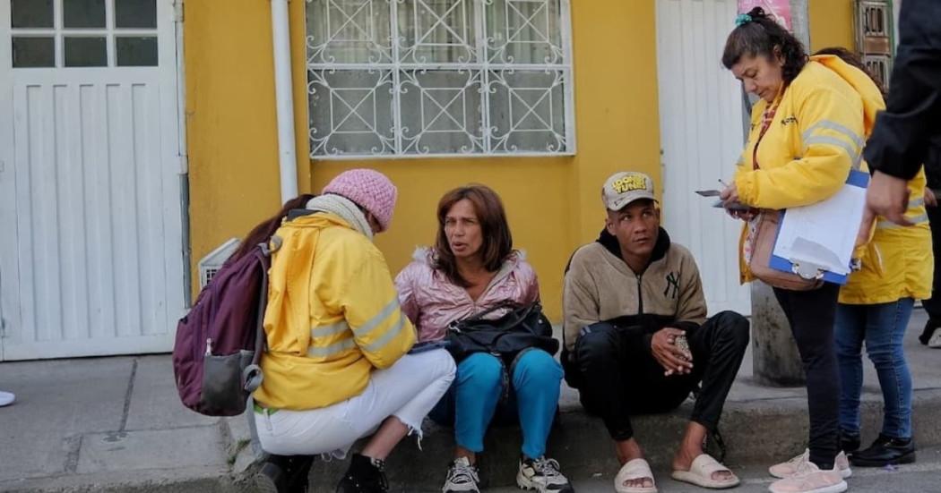 Foto encuestadoras entrevistando a familias residentes en Pagadiarios en Bogotá